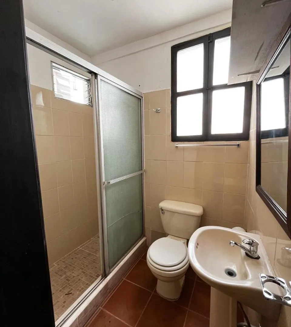 Casa Nazareno, Callejon Lemus #9A Entre 6A Y 7A Avenida Norte Antigua
